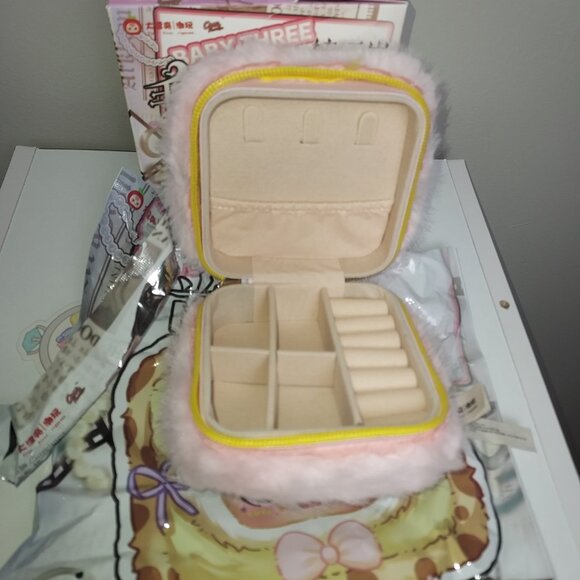 Baby Three plush jewelry case . - Picture 3 of 3